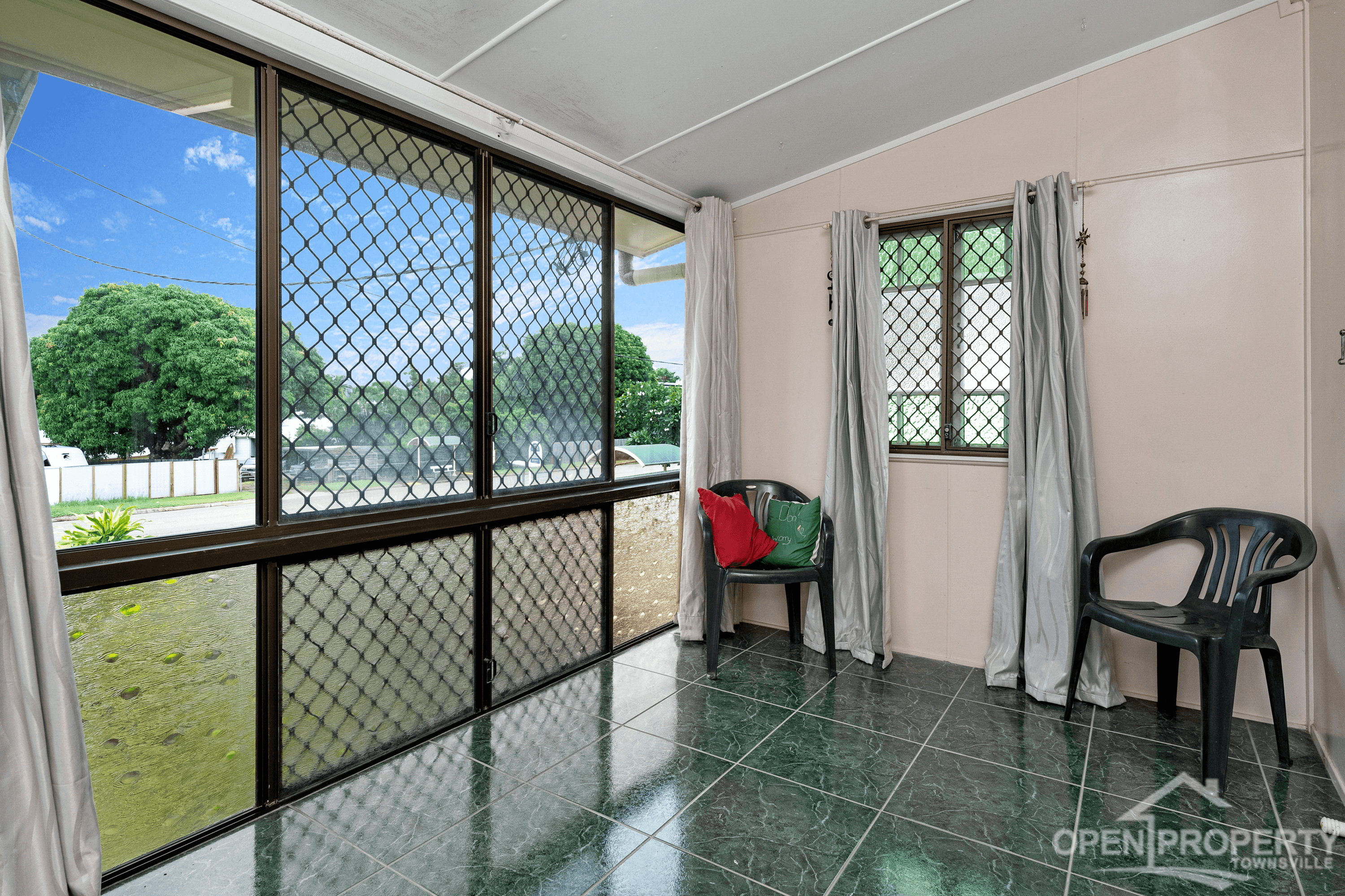 25 Harold St, West End, QLD 4810