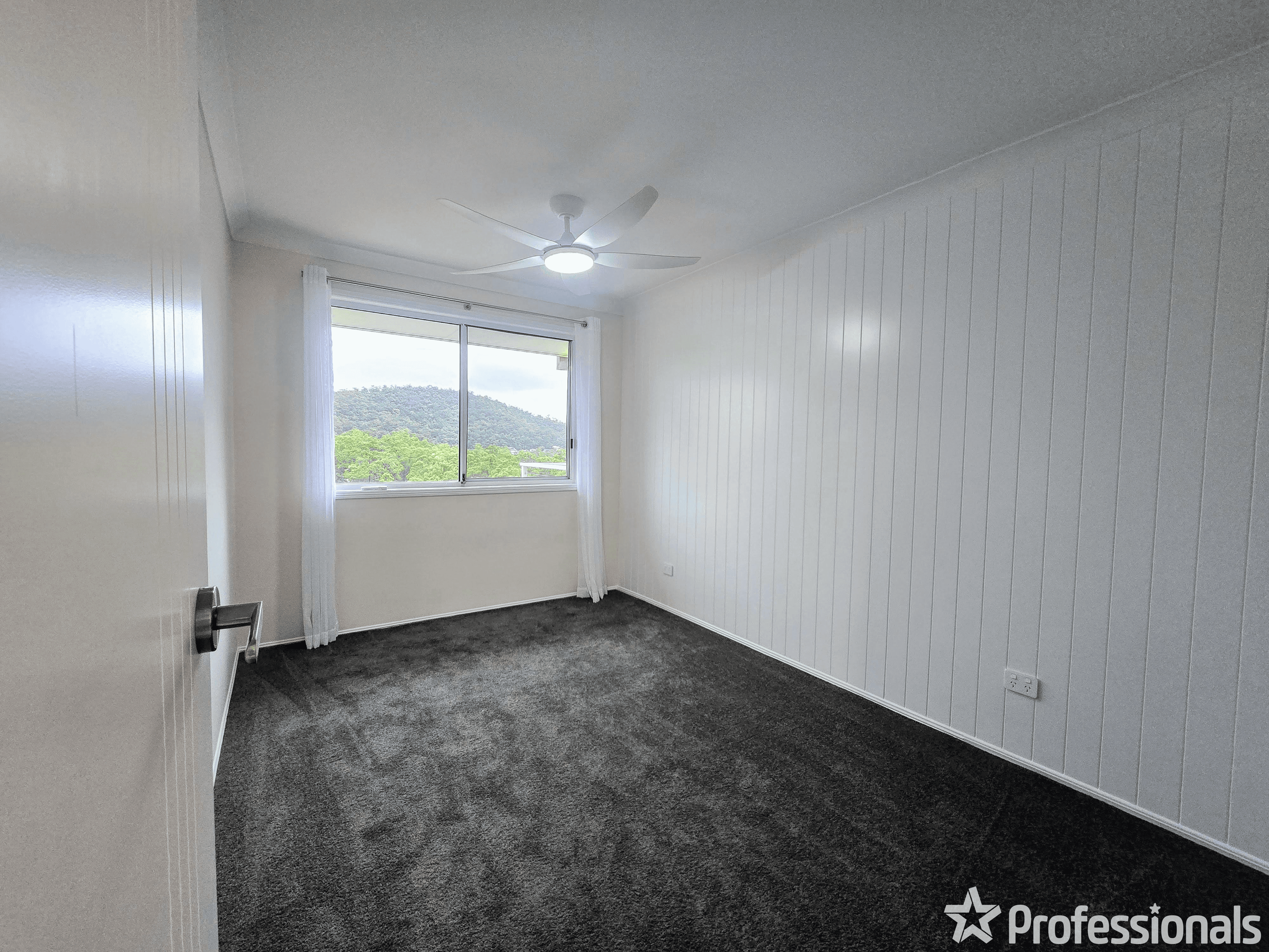 12 Jane Lane, OXENFORD, QLD 4210