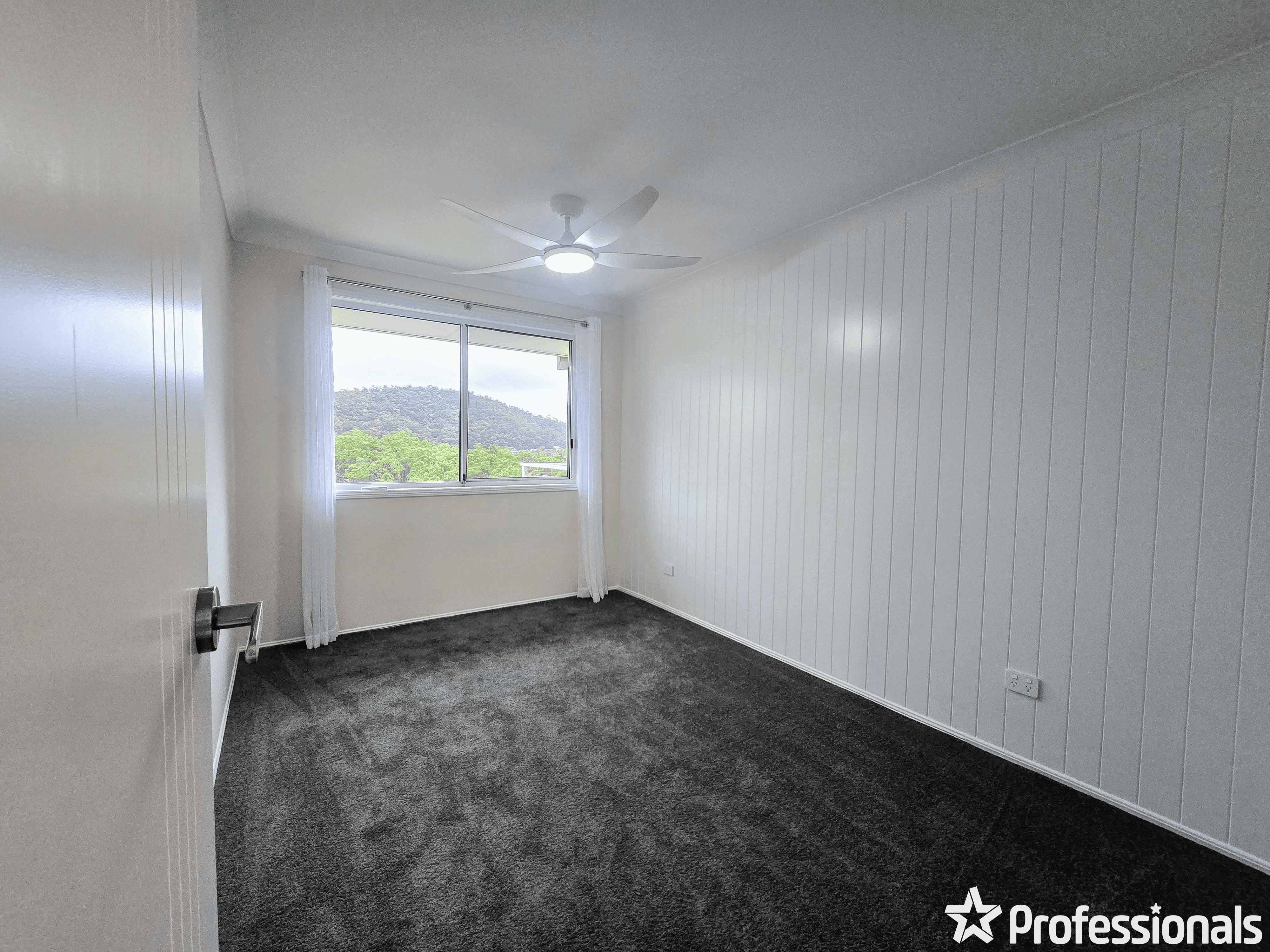 12 Jane Lane, OXENFORD, QLD 4210