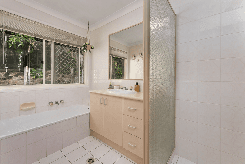 26 Banksiadale Close, Elanora, QLD 4221