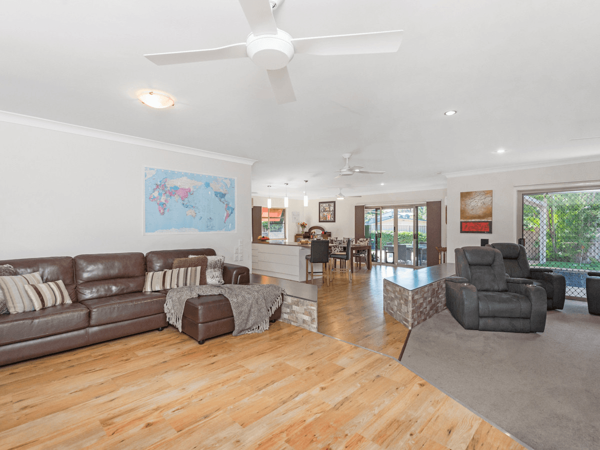 40 Latrobe Avenue, HELENSVALE, QLD 4212