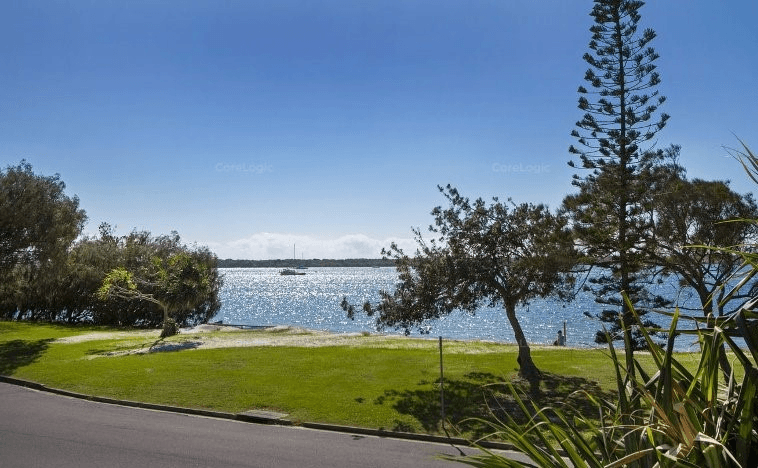 1 Jennifer Avenue, RUNAWAY BAY, QLD 4216