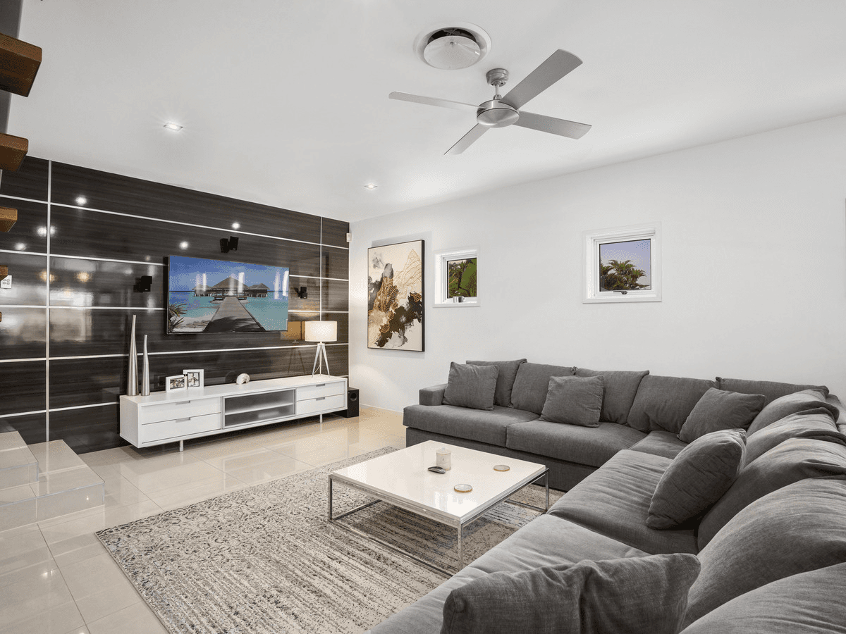 2 Offham Court, ARUNDEL, QLD 4214