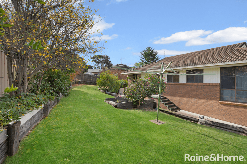 10 Harcourt Place, EAGLE VALE, NSW 2558