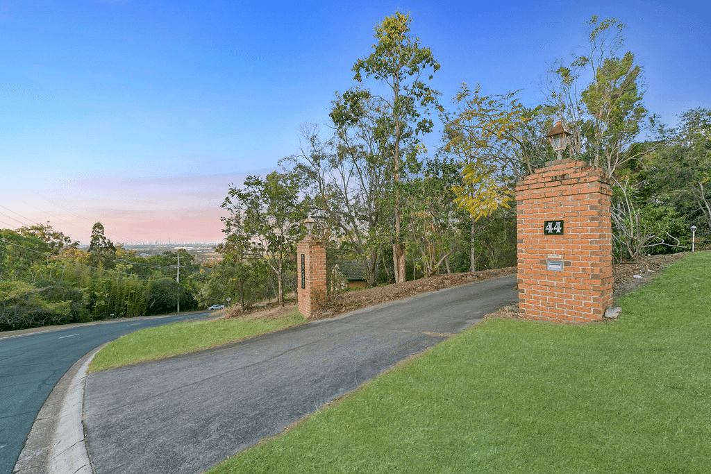 44 Wallaby Drive, MUDGEERABA, QLD 4213