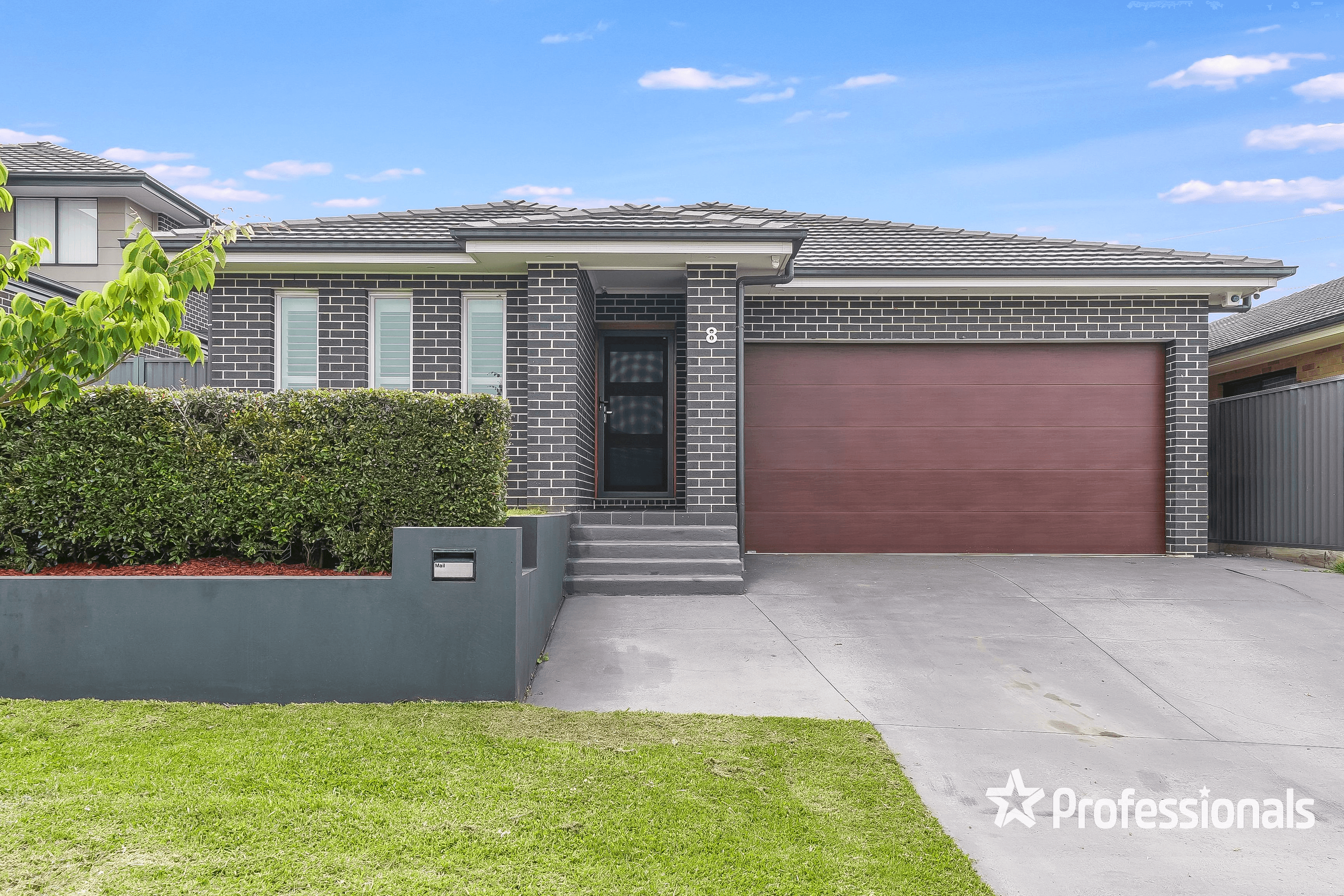 8 Leeuwin Road, GREGORY HILLS, NSW 2557