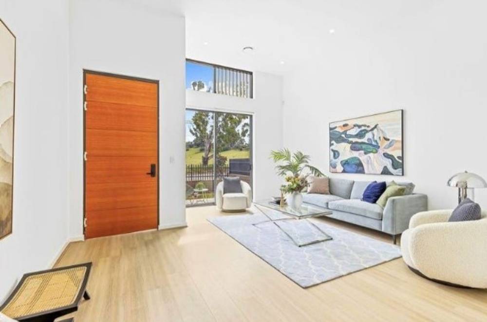4 BEDROOMS HUGE TOWNHOUSES ( OPEN TO INSPECT ), BOX HILL, NSW 2765
