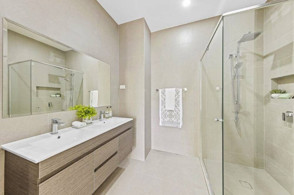 4 BEDROOMS HUGE TOWNHOUSES ( OPEN TO INSPECT ), BOX HILL, NSW 2765