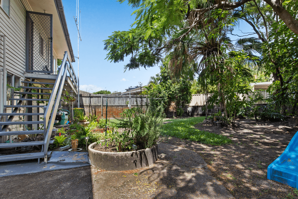 18 Hollywell Road, BIGGERA WATERS, QLD 4216