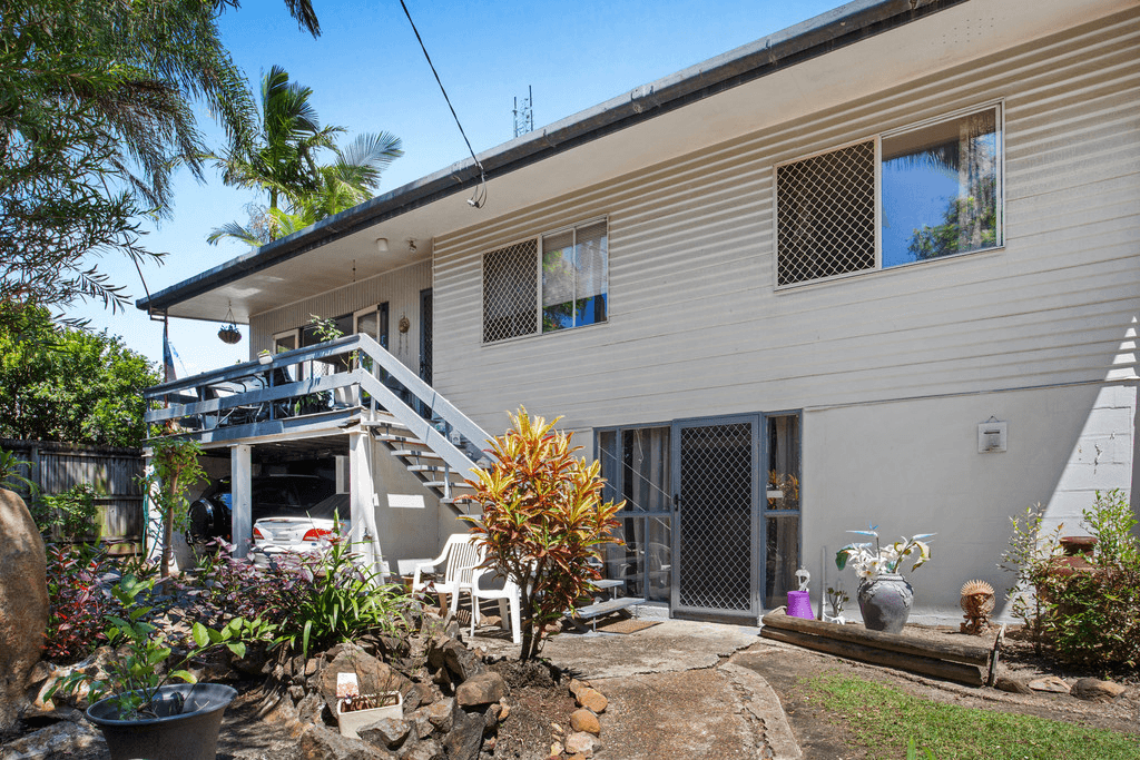 18 Hollywell Road, BIGGERA WATERS, QLD 4216