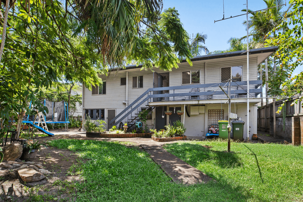 18 Hollywell Road, BIGGERA WATERS, QLD 4216