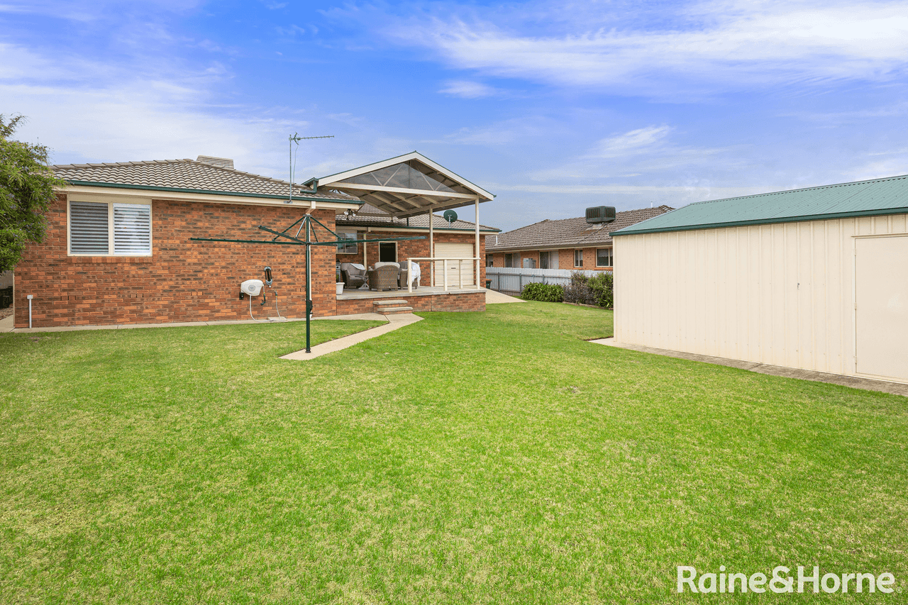 11 Kirrang Avenue, GLENFIELD PARK, NSW 2650