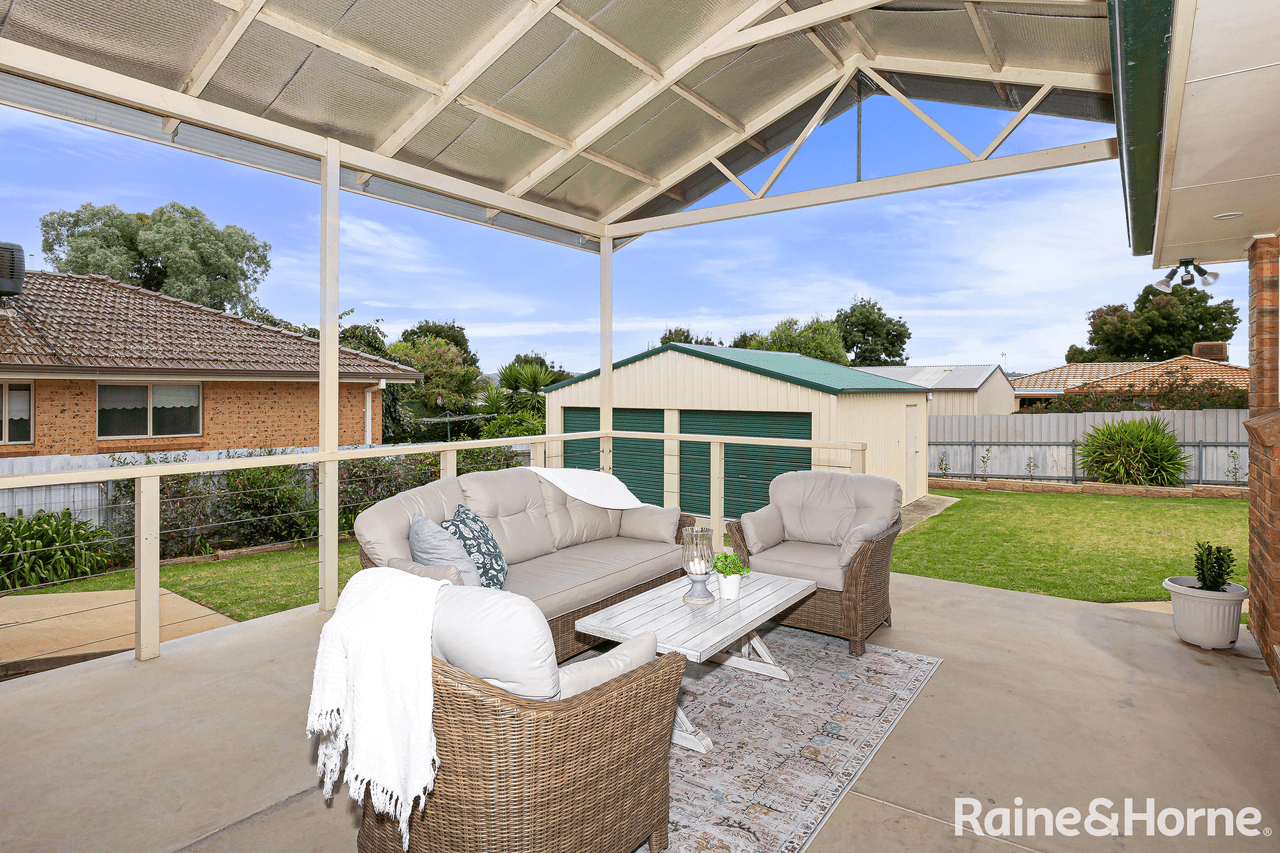 11 Kirrang Avenue, GLENFIELD PARK, NSW 2650