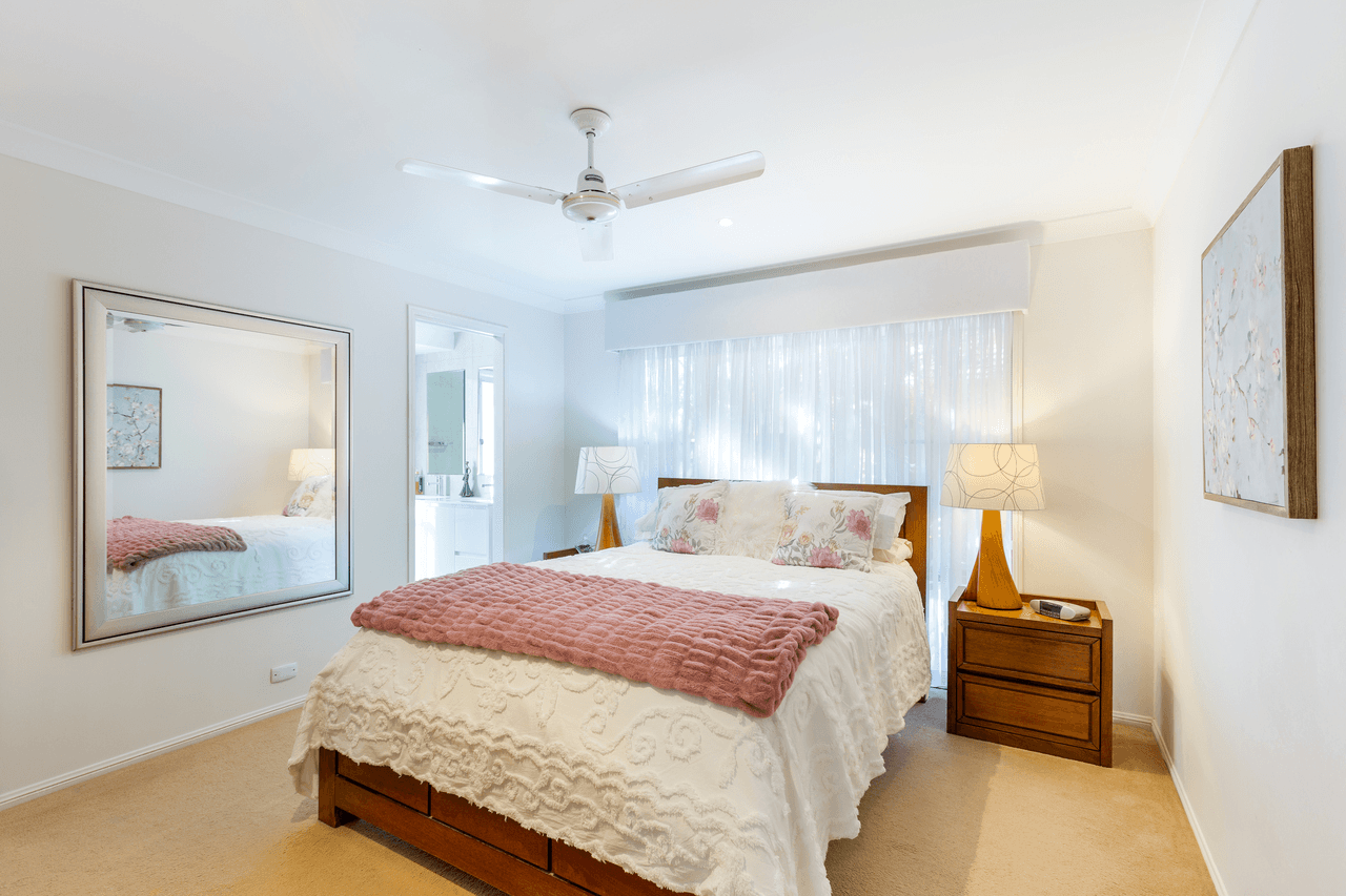 10 Lakeshore Drive, HELENSVALE, QLD 4212