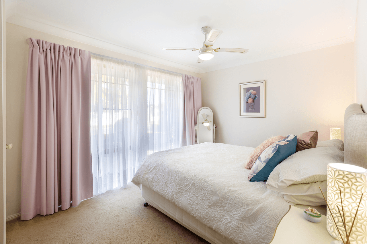 10 Lakeshore Drive, HELENSVALE, QLD 4212