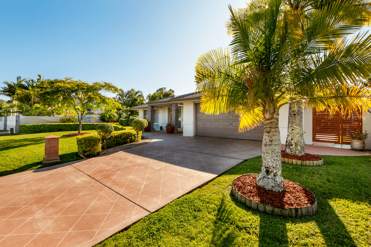 10 Lakeshore Drive, HELENSVALE, QLD 4212