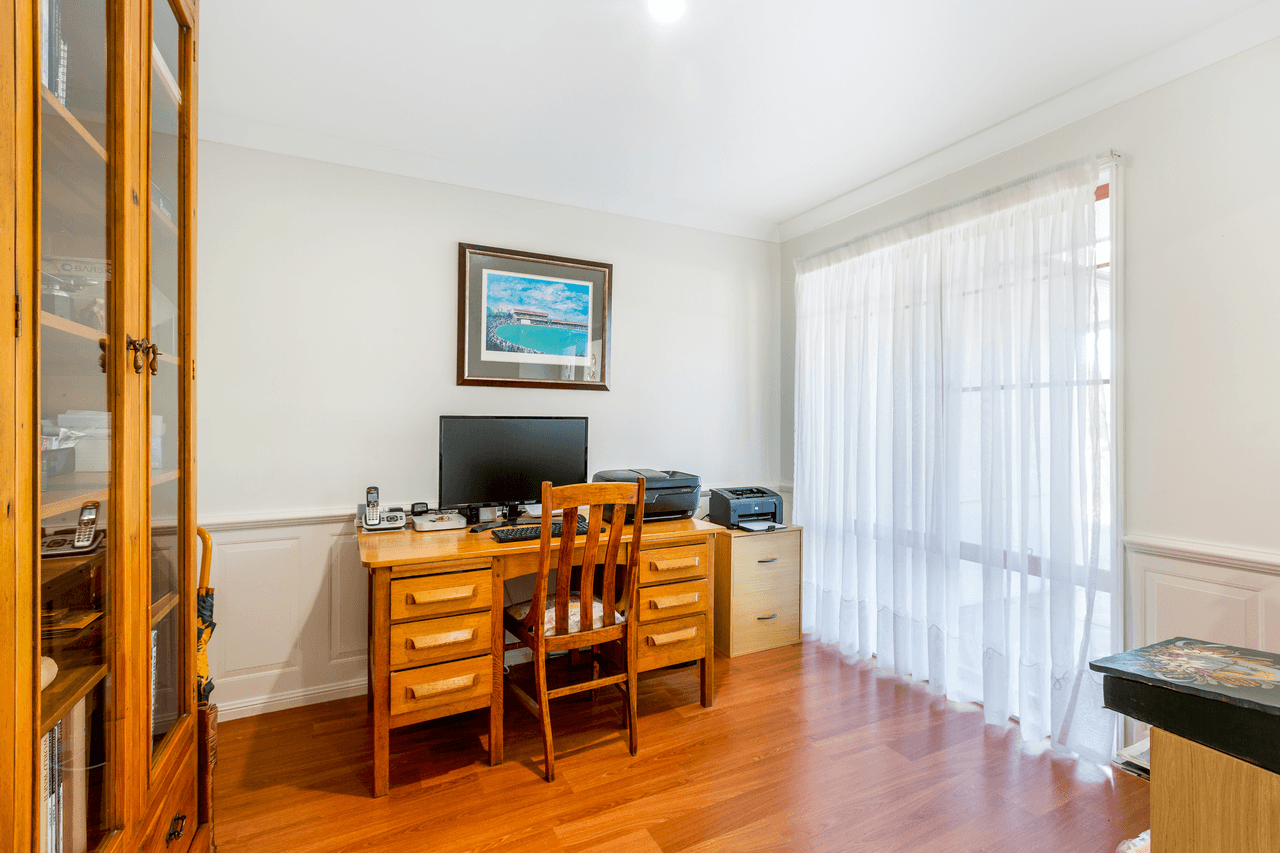 10 Lakeshore Drive, HELENSVALE, QLD 4212