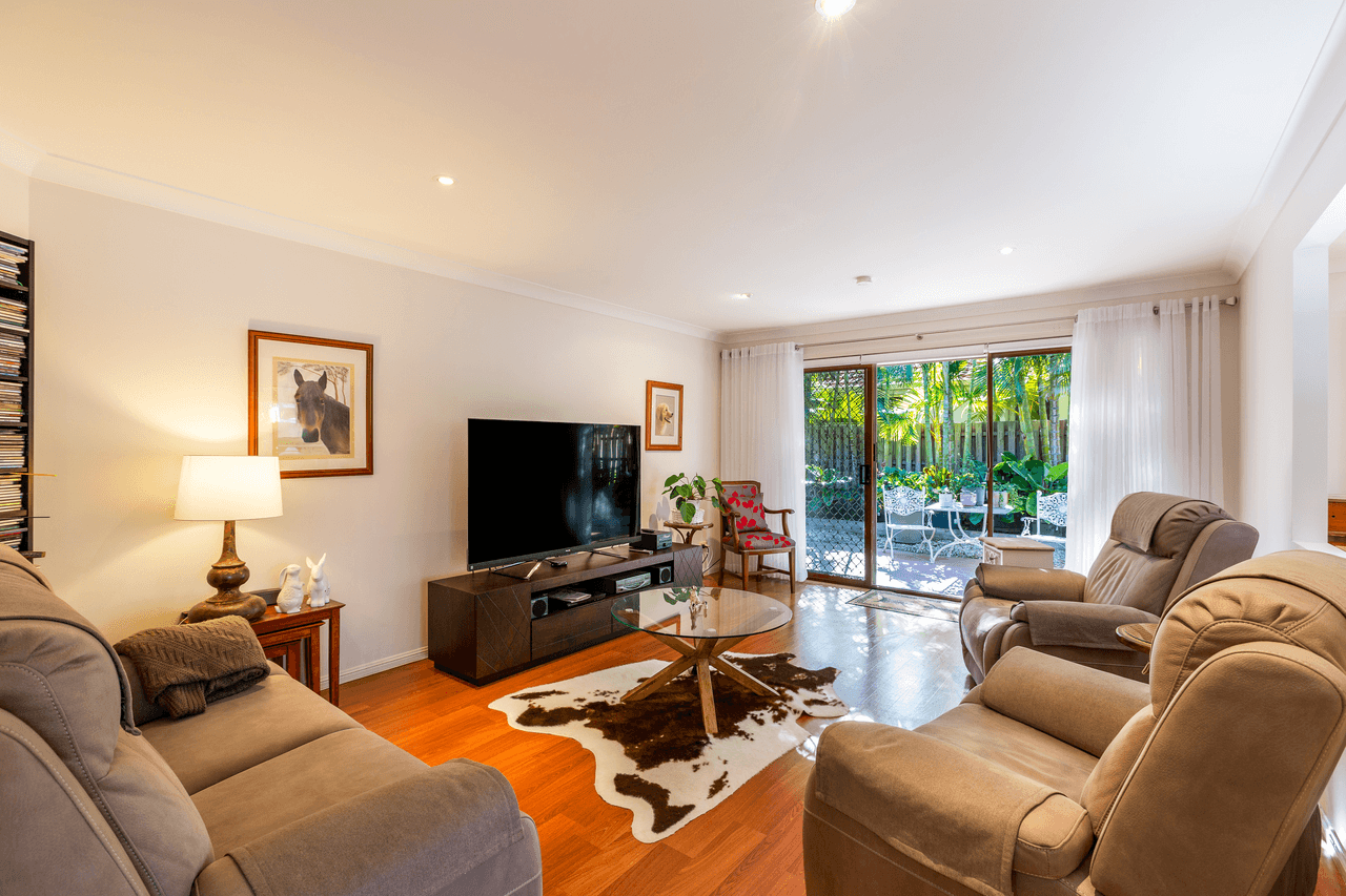 10 Lakeshore Drive, HELENSVALE, QLD 4212