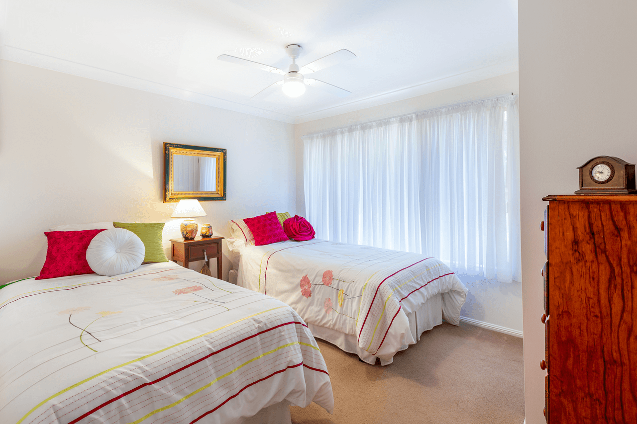 10 Lakeshore Drive, HELENSVALE, QLD 4212