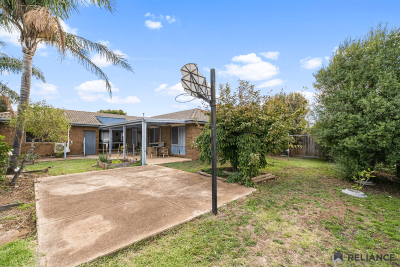 22 Pinnacle Crescent, Brookfield, VIC 3338