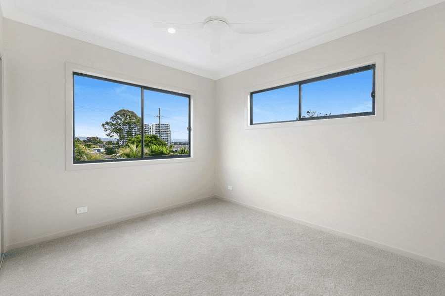 2/10 Waratah Avenue, BIGGERA WATERS, QLD 4216