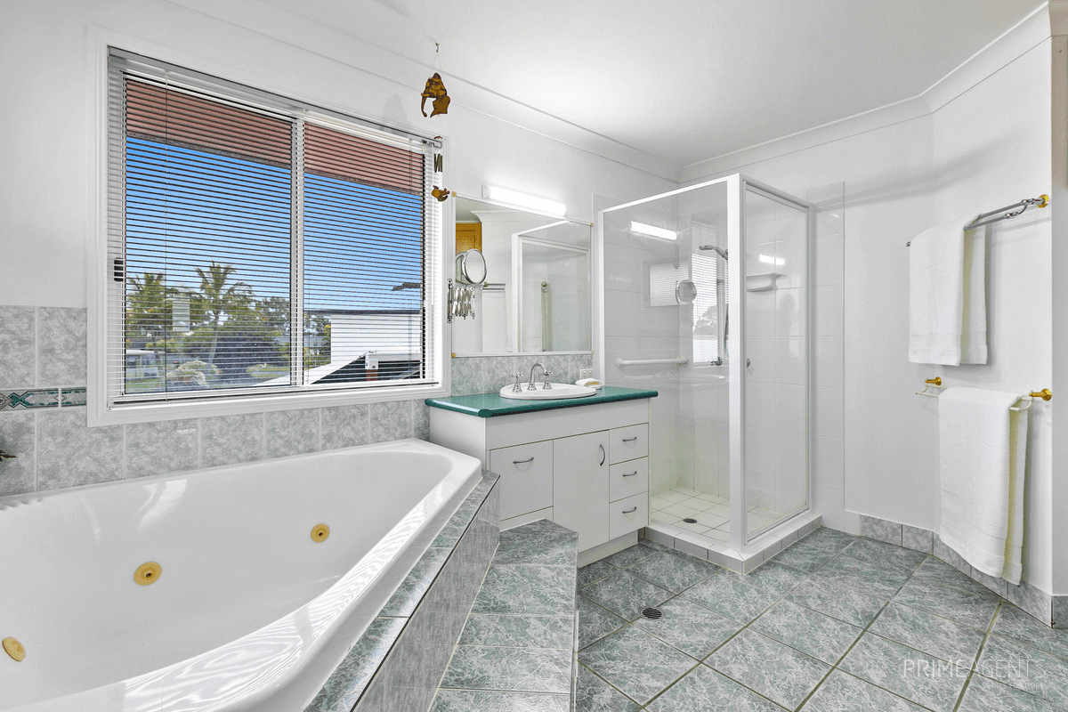 24 Skinner Crescent, Urangan, QLD 4655