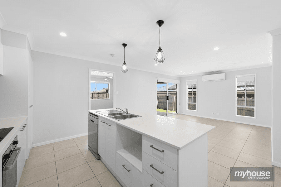 2/10 Trevatt Street, WESTBROOK, QLD 4350