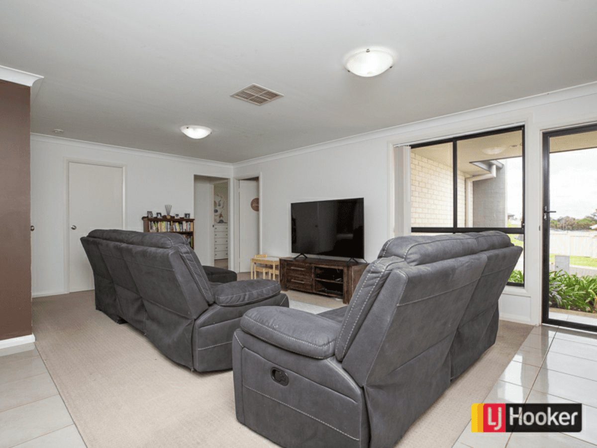 1 Water Gum Close, OXLEY VALE, NSW 2340