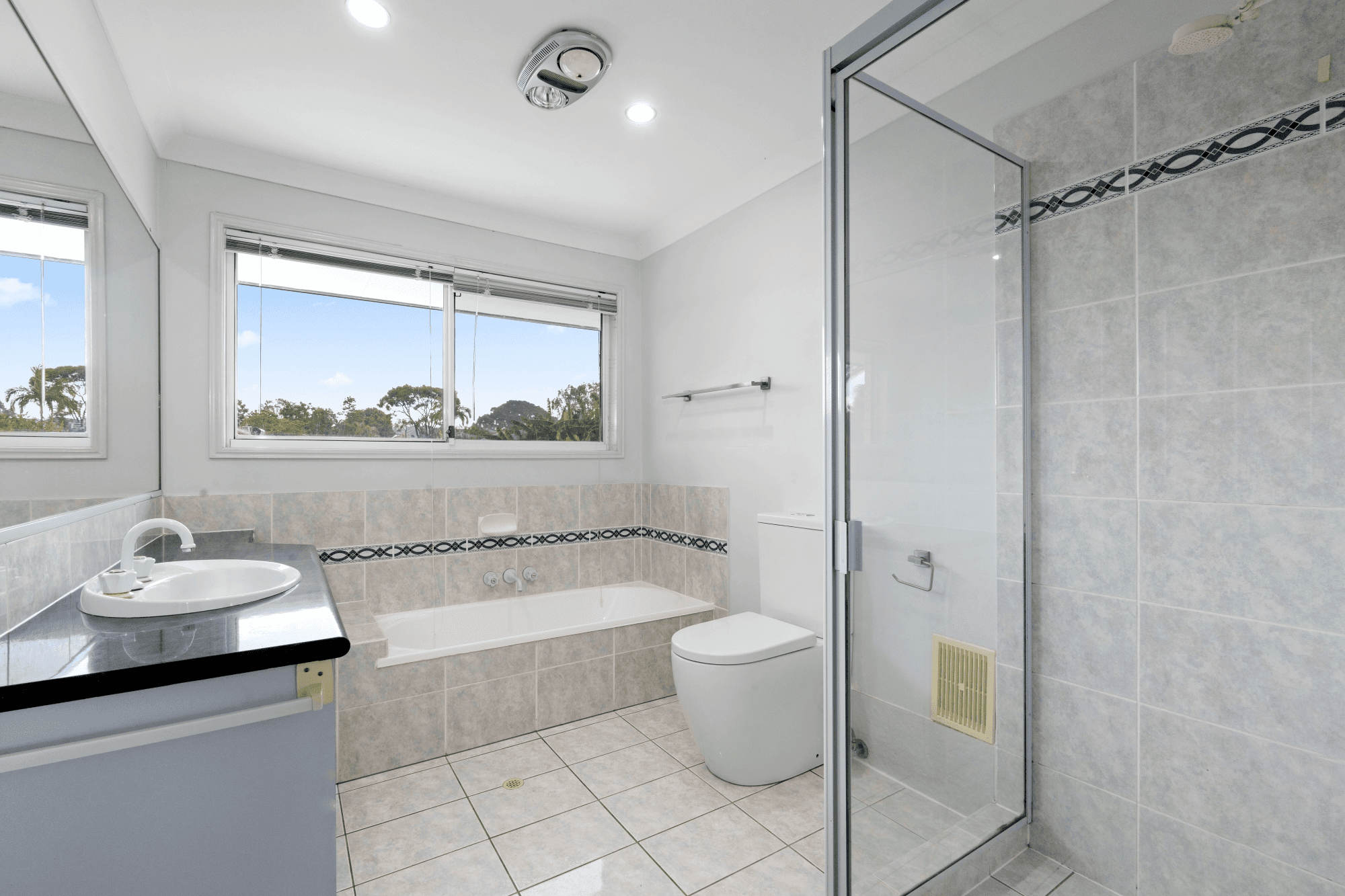 7 Lakewood Court, HELENSVALE, QLD 4212