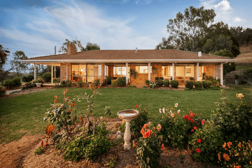 110 Dellven Drive, Table Top, NSW 2640