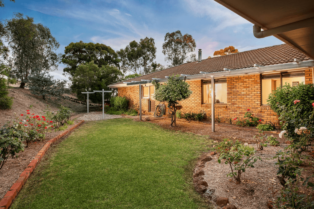 110 Dellven Drive, Table Top, NSW 2640
