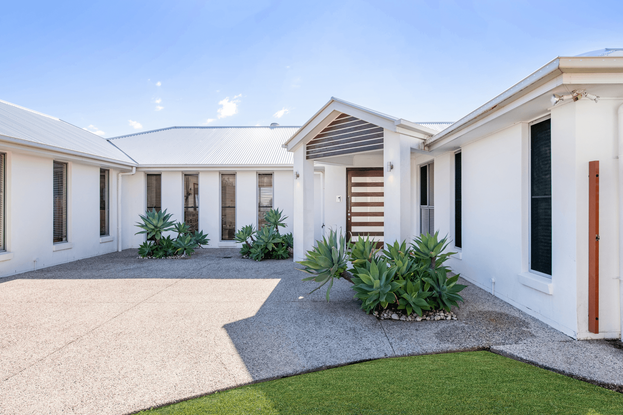 8 Zenith Crescent, PACIFIC PINES, QLD 4211