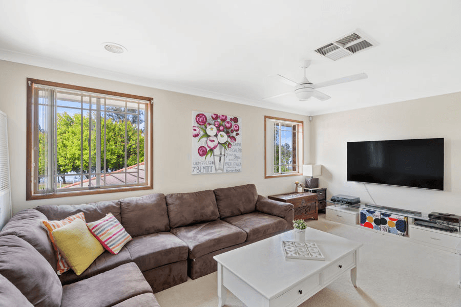 5 LAKESIDE DRIVE, LAKE ALBERT, NSW 2650