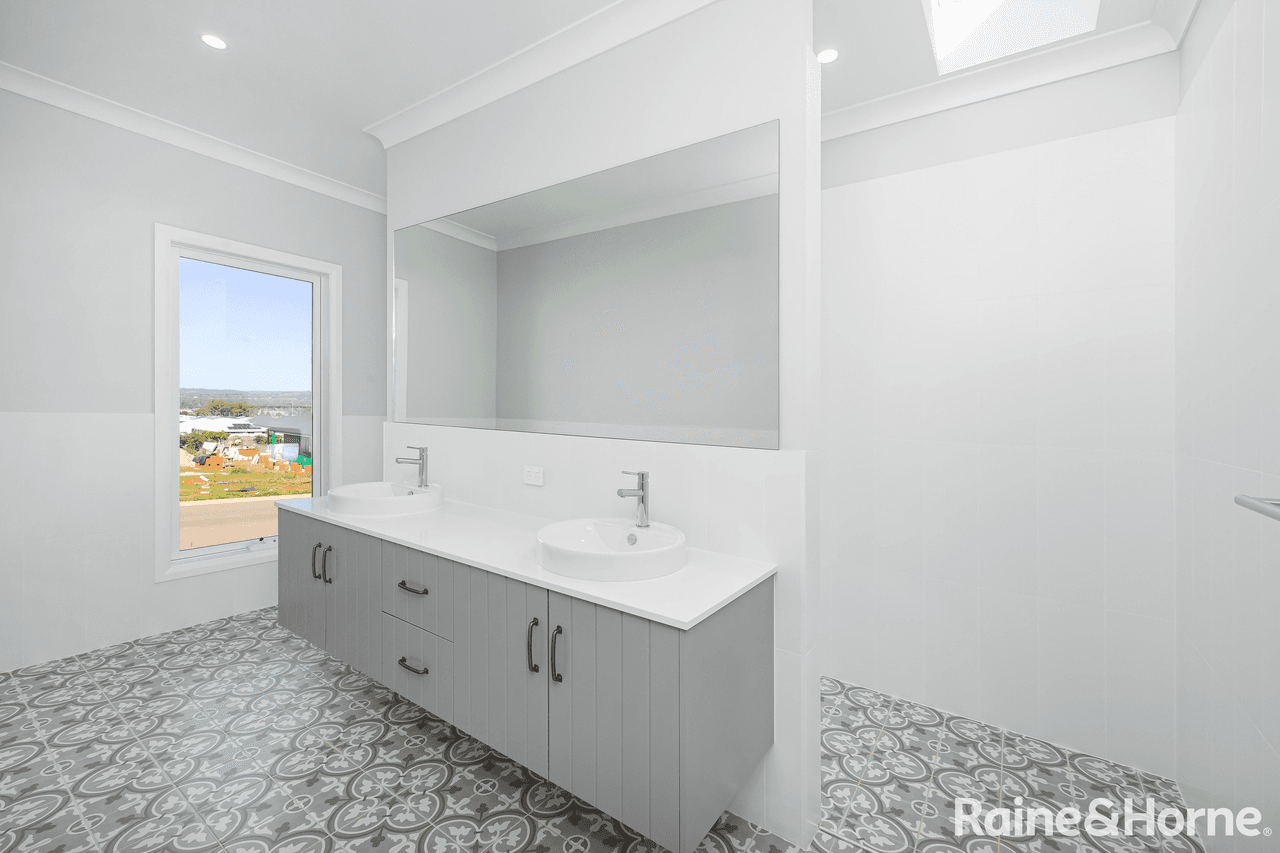 130 Valencia Drive, GOBBAGOMBALIN, NSW 2650