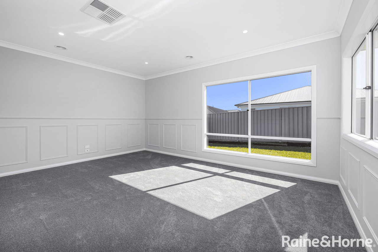 130 Valencia Drive, GOBBAGOMBALIN, NSW 2650