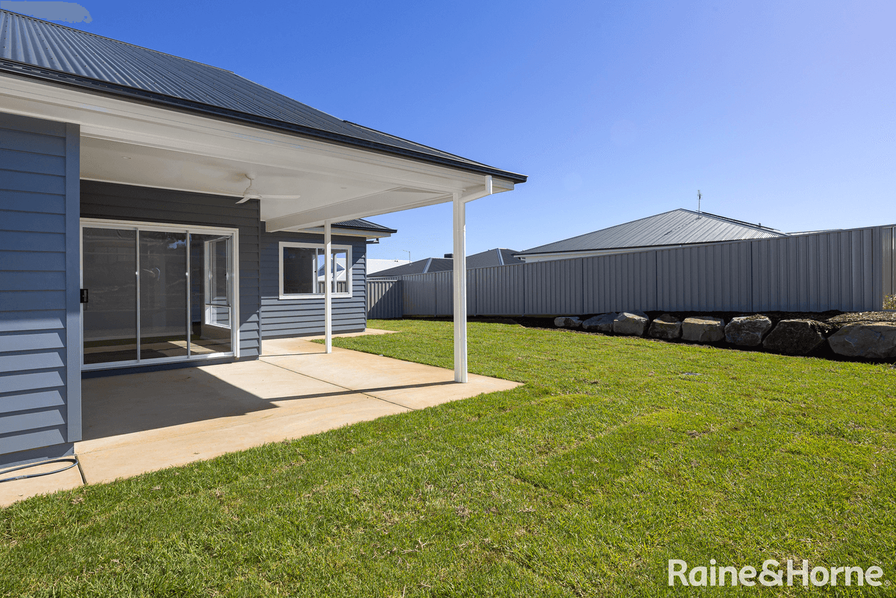 130 Valencia Drive, GOBBAGOMBALIN, NSW 2650