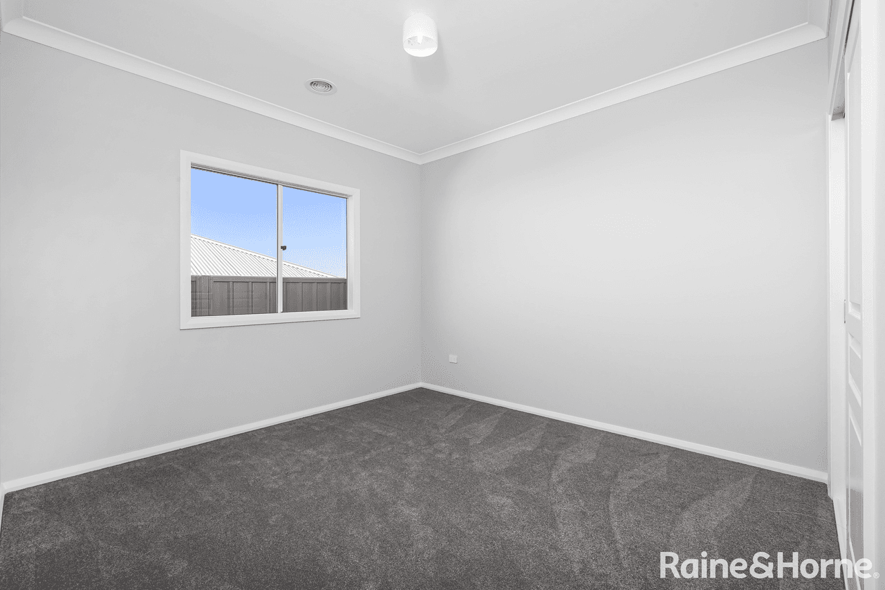 130 Valencia Drive, GOBBAGOMBALIN, NSW 2650