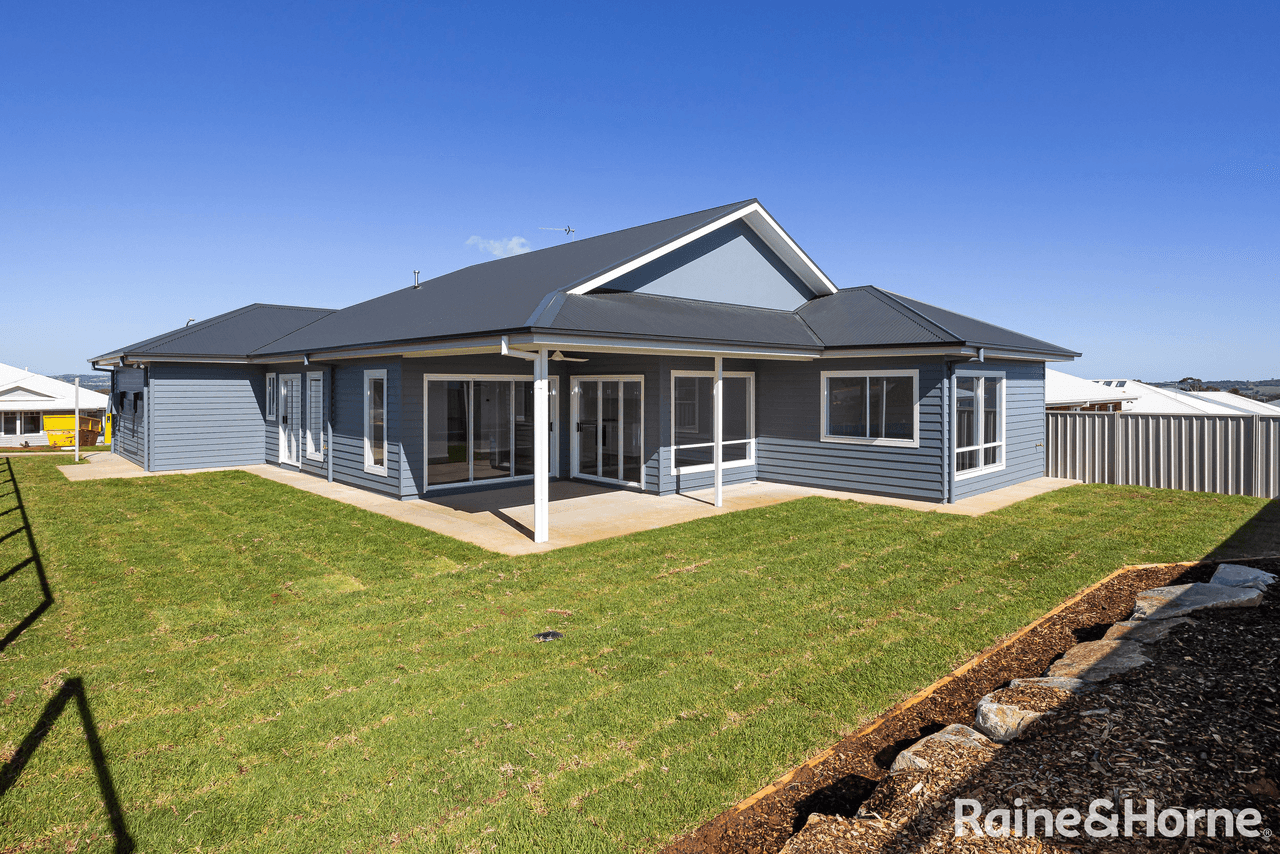 130 Valencia Drive, GOBBAGOMBALIN, NSW 2650