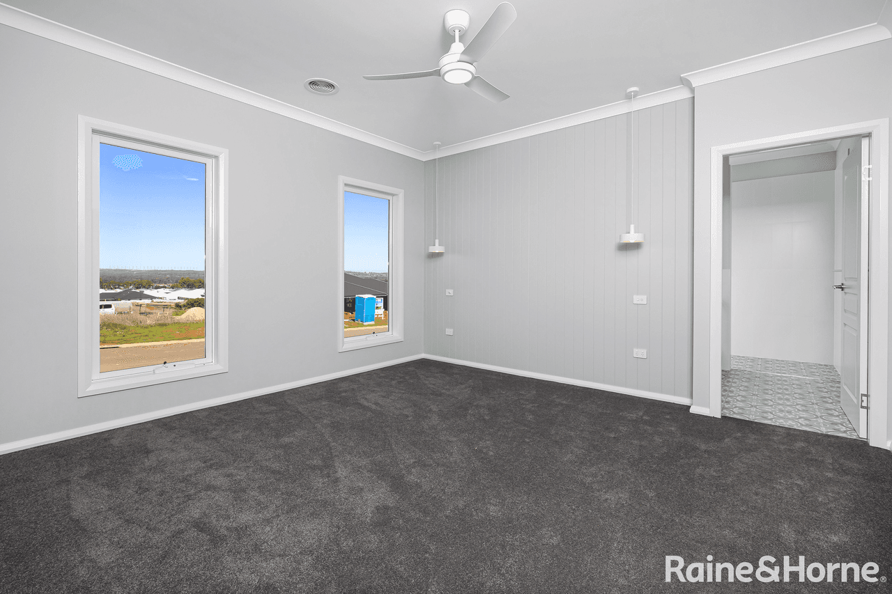 130 Valencia Drive, GOBBAGOMBALIN, NSW 2650