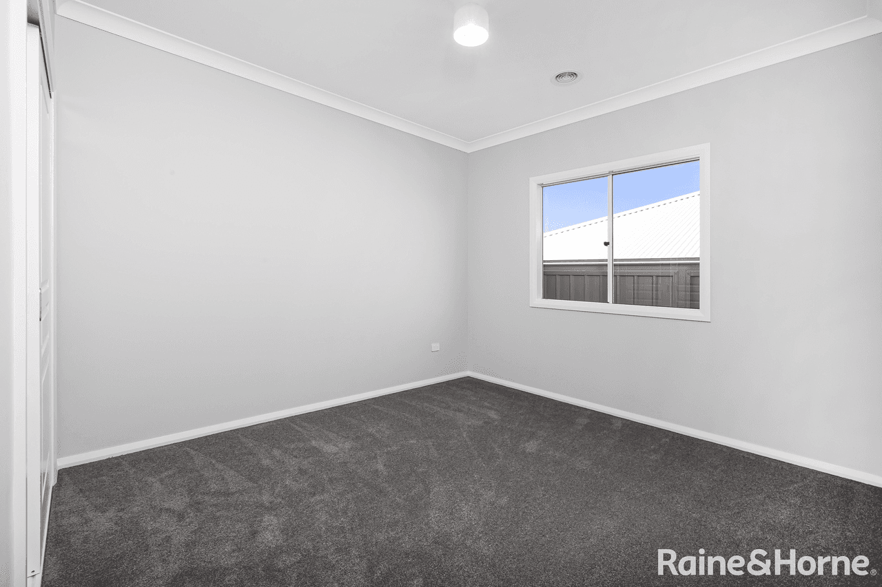 130 Valencia Drive, GOBBAGOMBALIN, NSW 2650