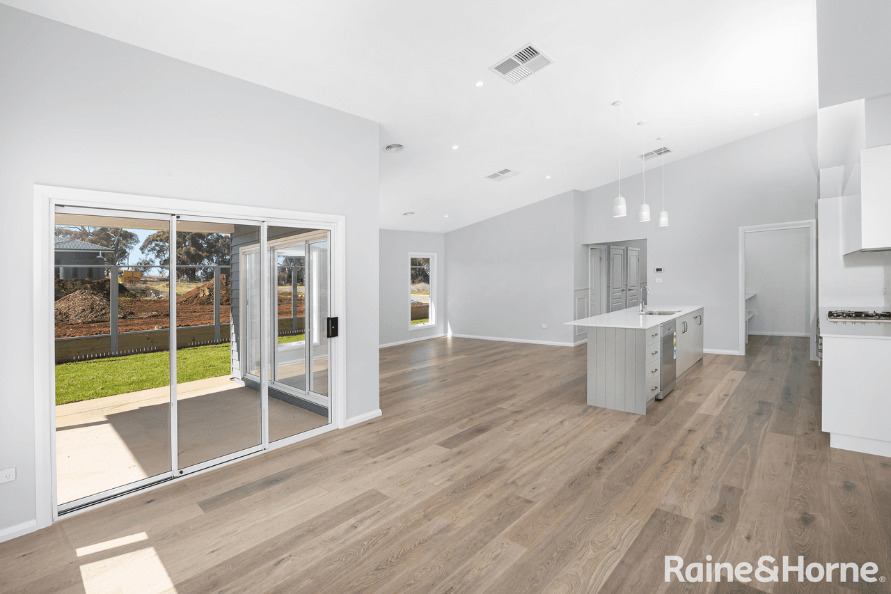 130 Valencia Drive, GOBBAGOMBALIN, NSW 2650