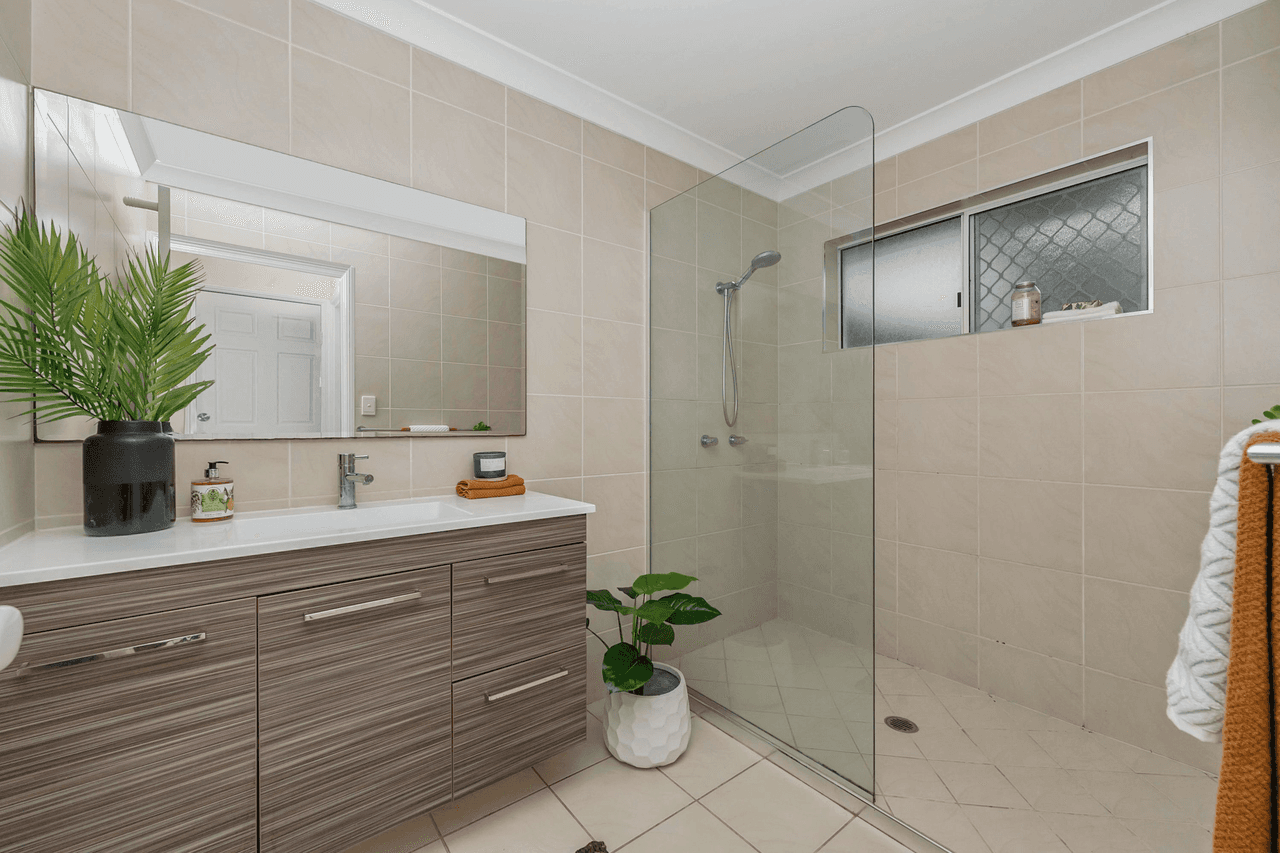 4 Mostyn Crescent, BUSHLAND BEACH, QLD 4818