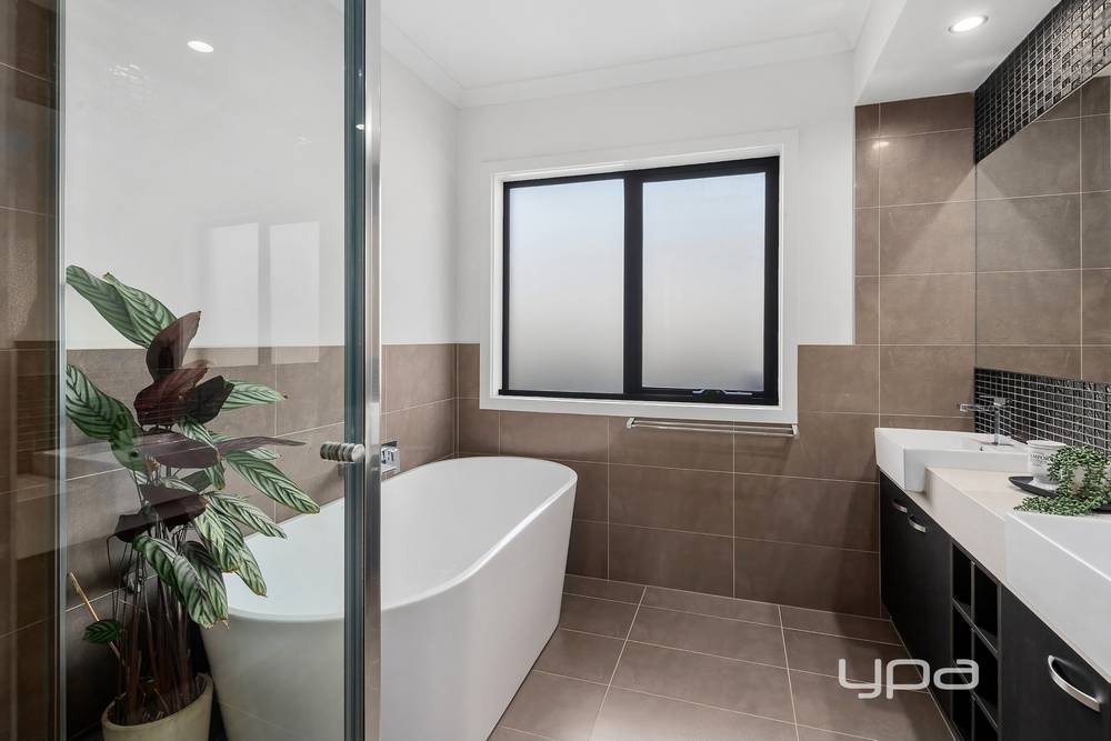 15 Wren Parade, Fraser Rise, VIC 3336