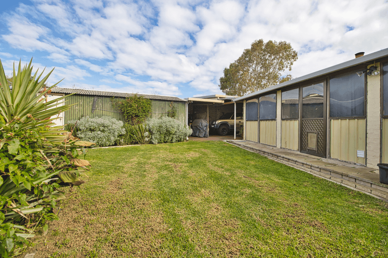 22 Cambridge Crescent, COOLOONGUP, WA 6168