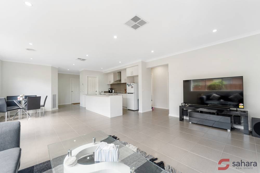 16 Gilderton Esplanade, AINTREE, VIC 3336