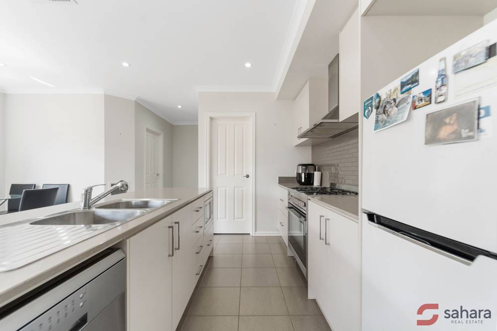 16 Gilderton Esplanade, AINTREE, VIC 3336