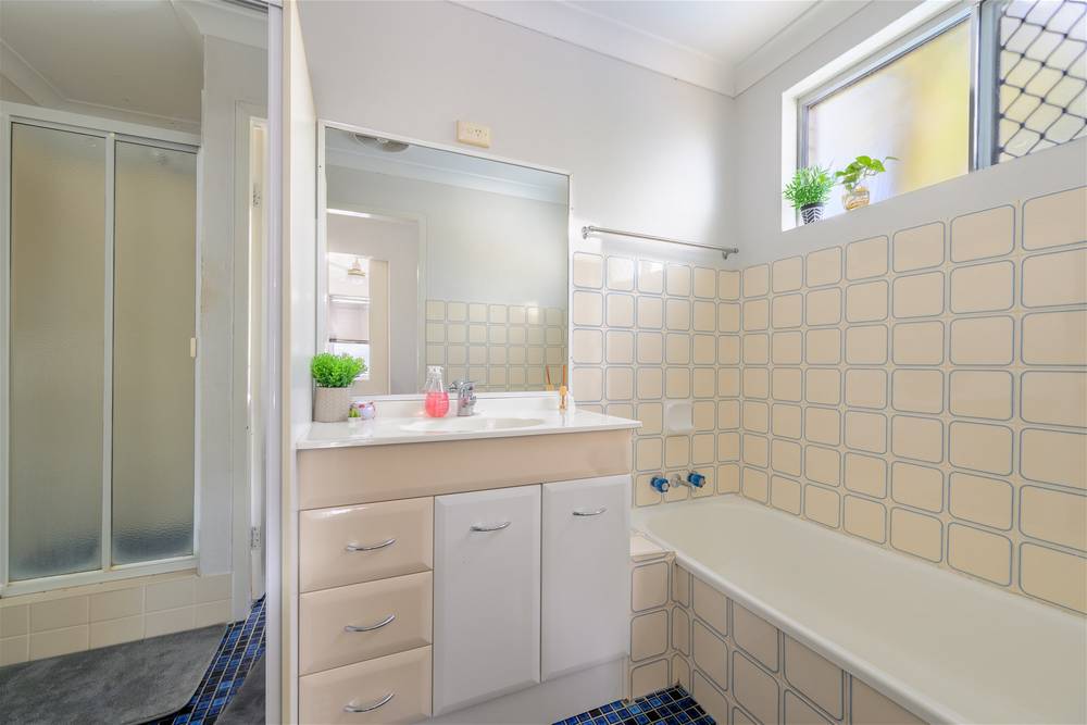 15 Carinya Drive, CLINTON, QLD 4680