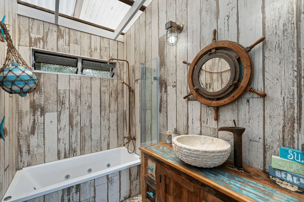 42 Cumming Parade, POINT LOOKOUT, QLD 4183