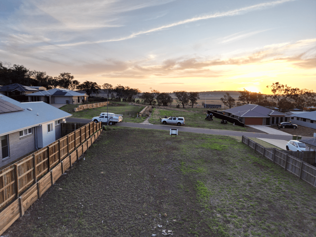 18 Leyden Drive, Oakey, QLD 4401