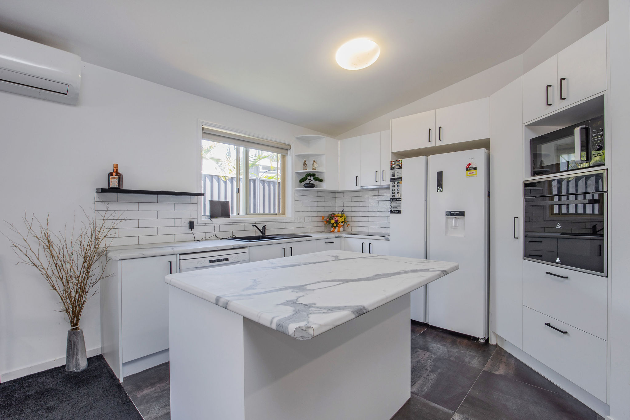 2/65 Errol Avenue, Paradise Point, QLD 4216